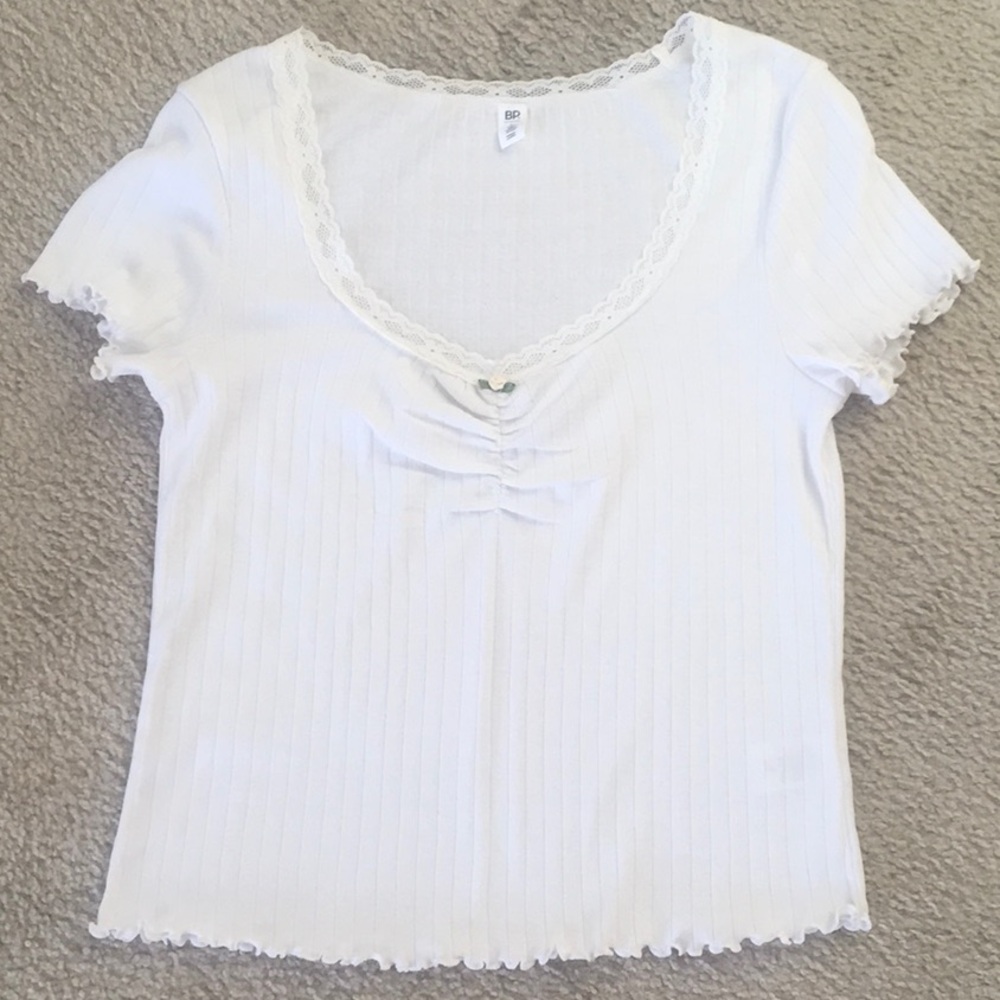 BP/WHITE-RIBBED RUCHED V-NECK TEEwLACE TRIM & EMBROIDERED ROSE